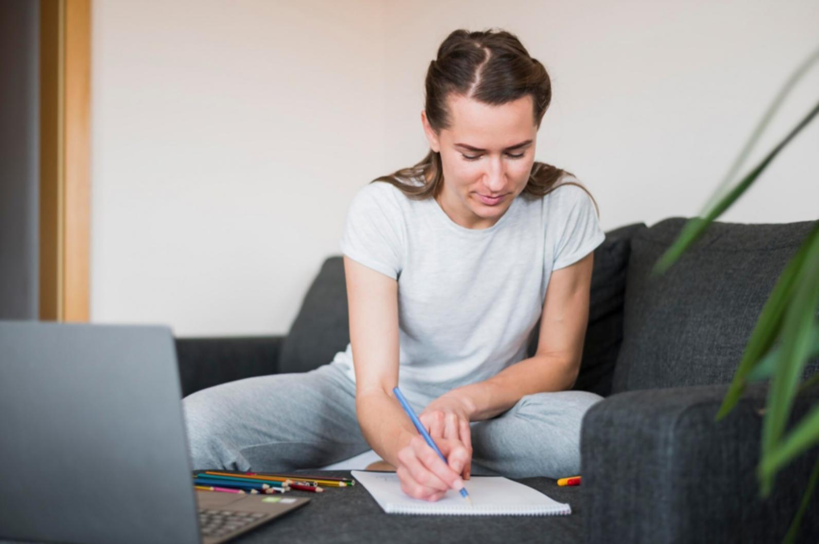 Expert en finance présentant des analyses de ratios financiers
